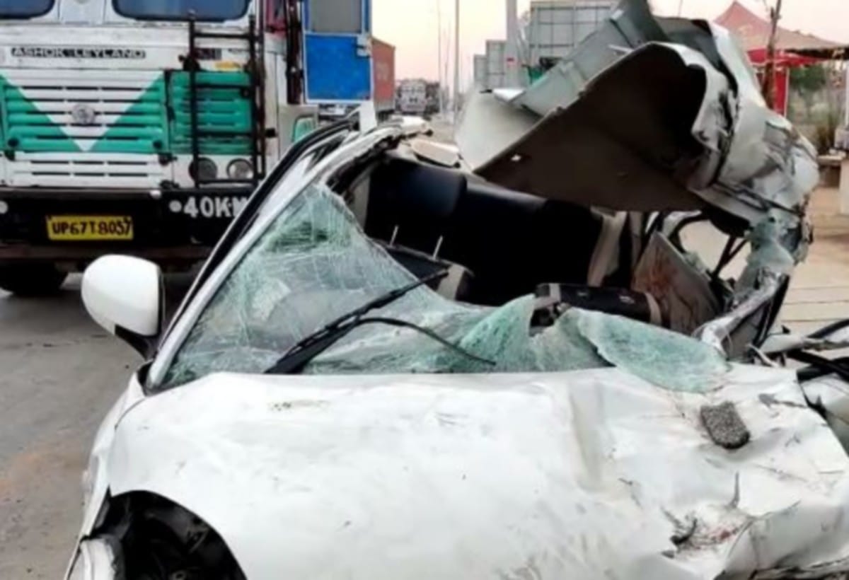 three varanasi youth died in road accident in bhadohi