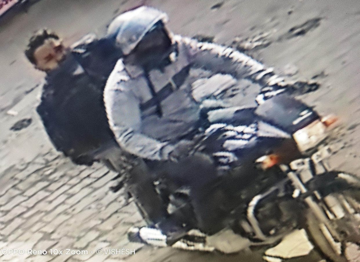 Fifty meters away from the police post, the miscreants robbed 1.25 lakh rupees from the farmer