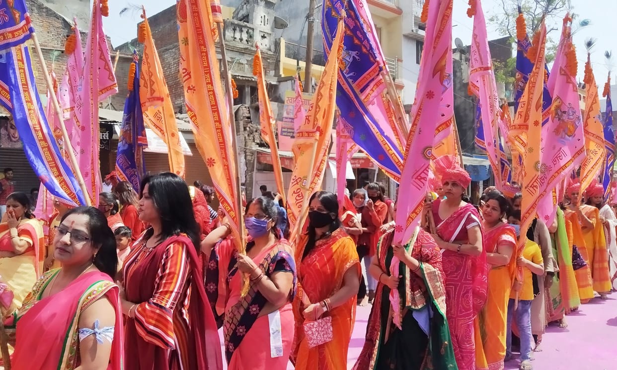 Take Shyam flag in your hands, take faith in mind