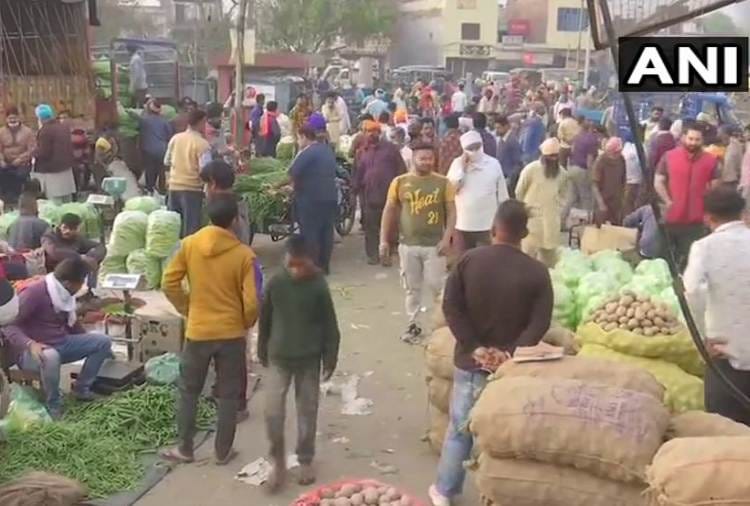 Social distancing norms flouted at Sabzi Mandi Walla in Amritsar