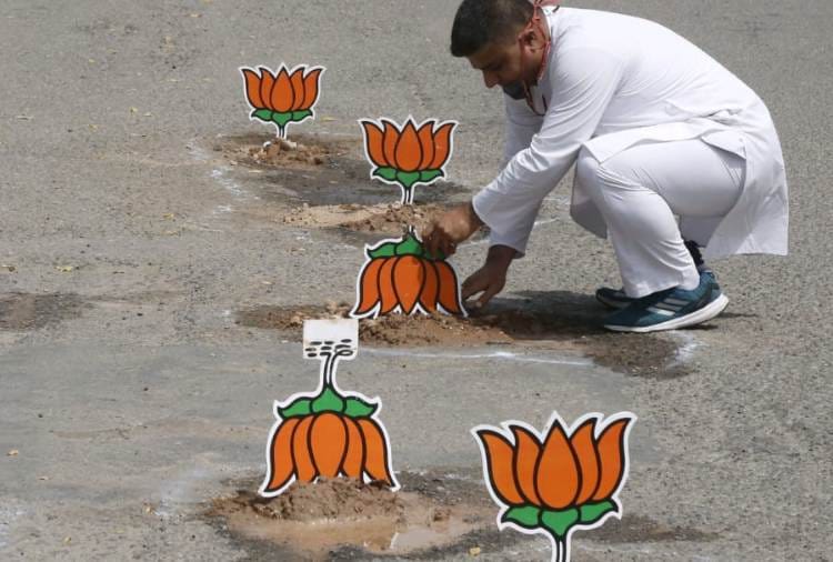 Congress leaders and workers Protests against Chandigarh Nagar Nigam and BJP