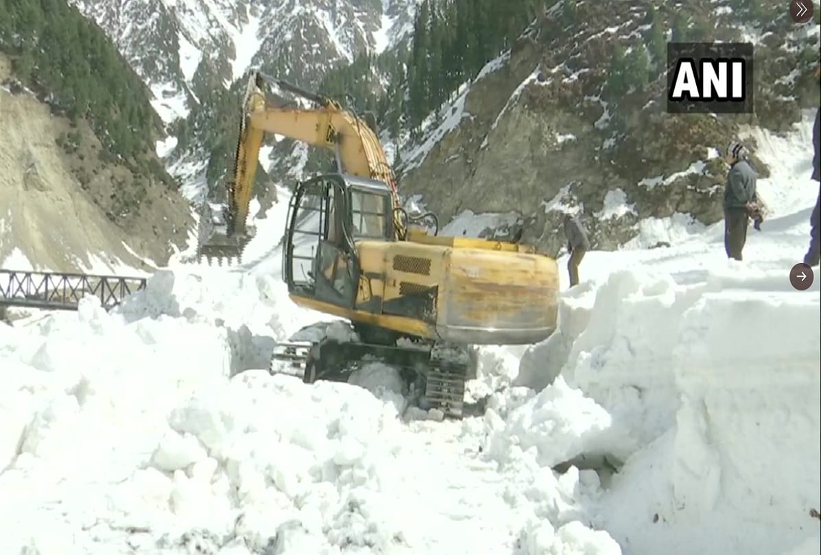 Threat of snowfall in the valley, Gurez-Bandipora road temporarily closed for traffic