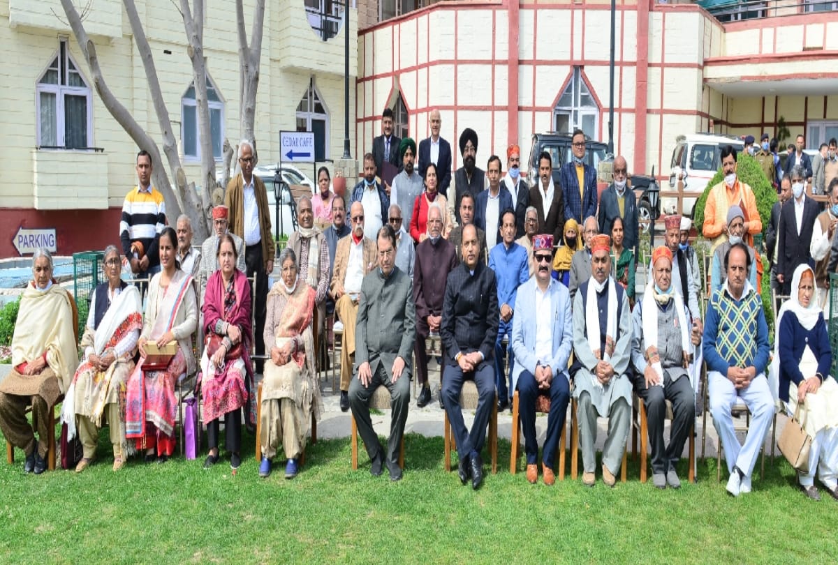 cm jairamThakur honored 81 loktantra prahari and family at Hotel Peterhoff at shimla