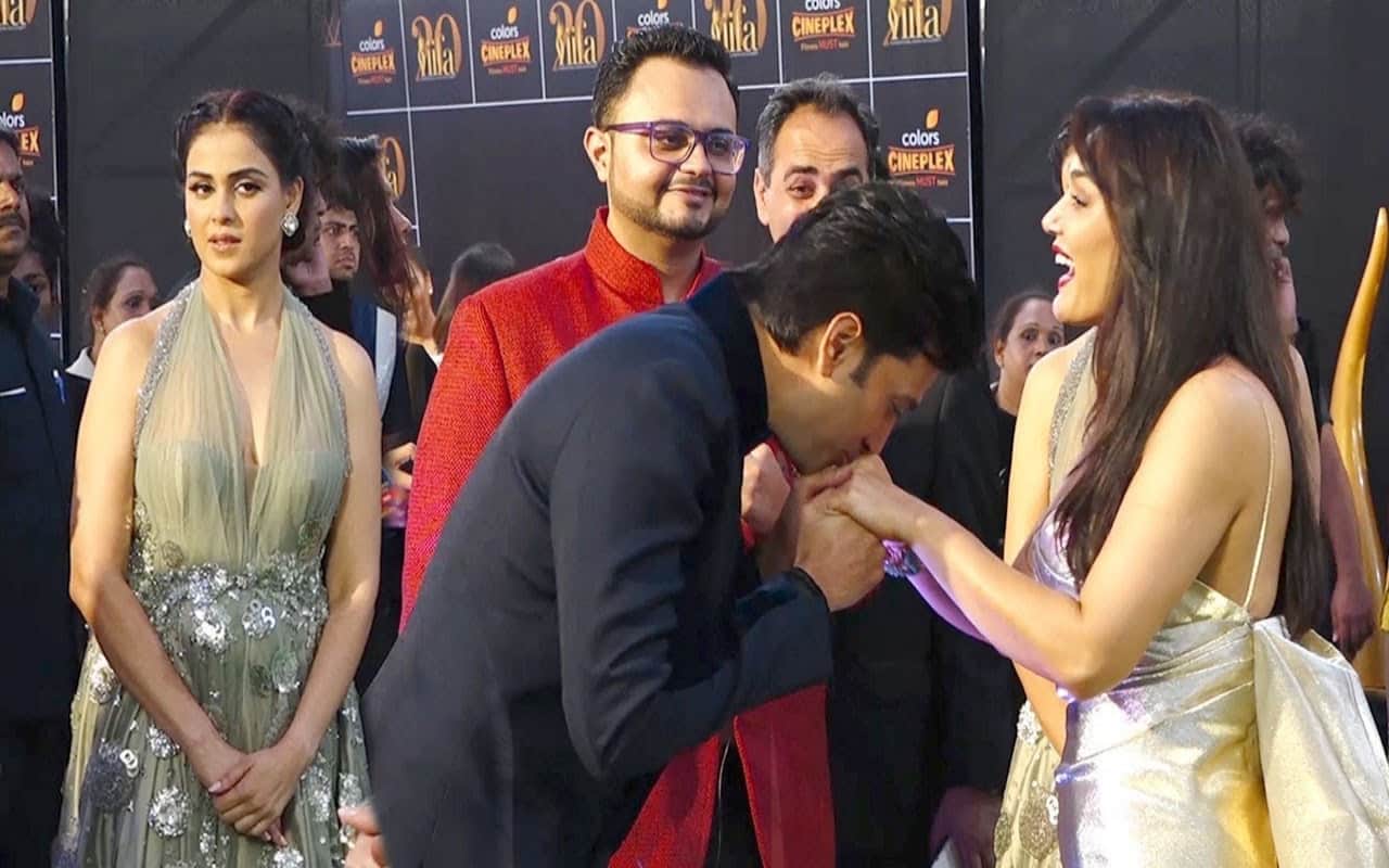 genelia dsouza shared a funny video of her jealous when preity zinta and riteish deshmukh did welcome kiss