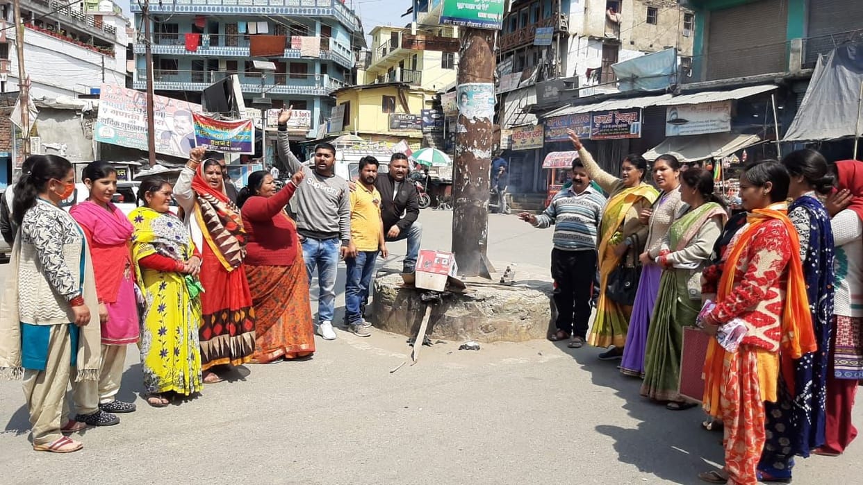 Women Congress workers burnt effigy of Chief Minister