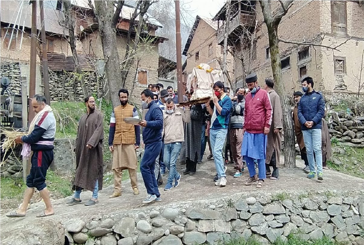 Muslims in Last Rites of Elderly Pandit in Ganderbal jammu kashmir