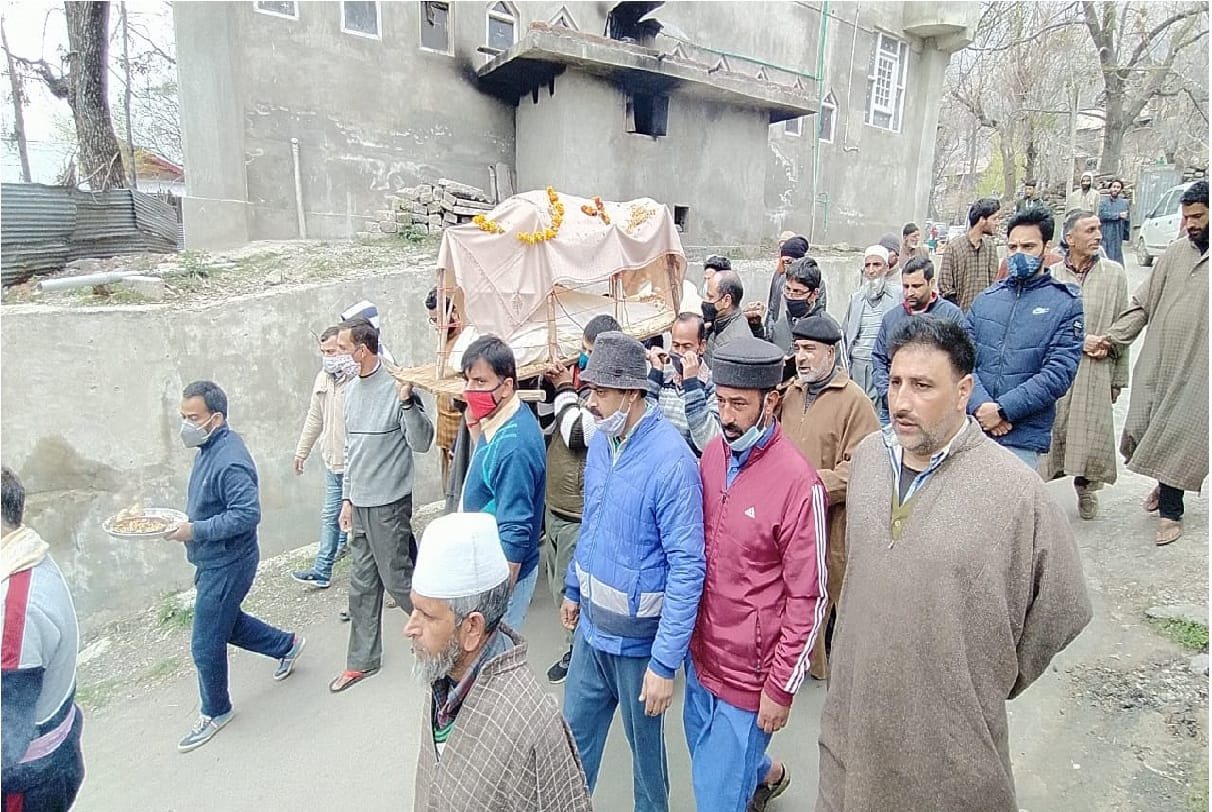 Muslims in Last Rites of Elderly Pandit in Ganderbal jammu kashmir