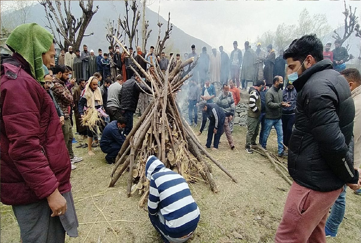 Muslims in Last Rites of Elderly Pandit in Ganderbal jammu kashmir