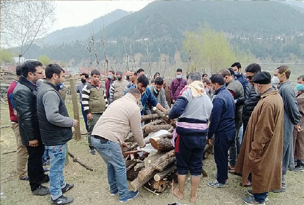 Muslims in Last Rites of Elderly Pandit in Ganderbal jammu kashmir
