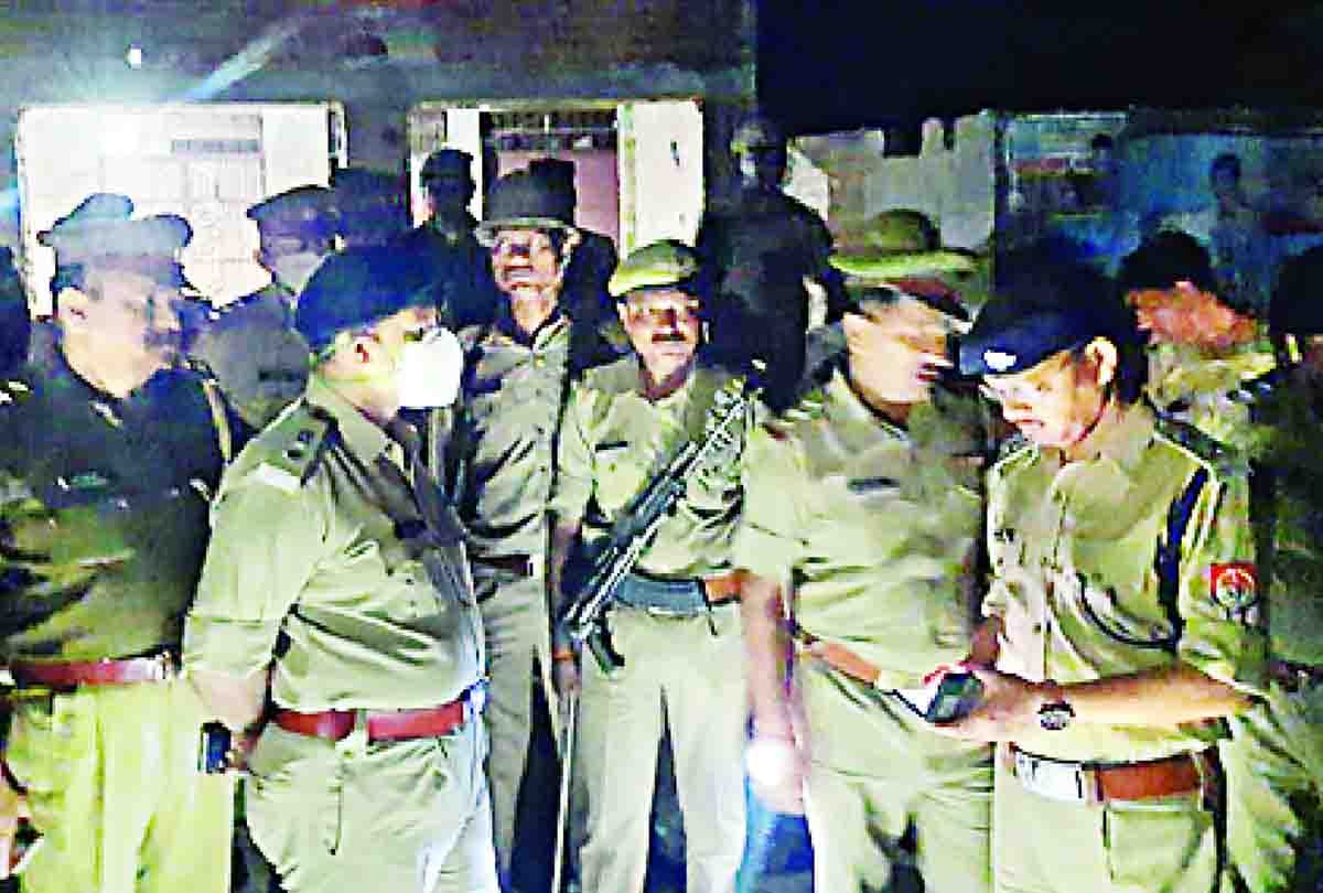 Stone pelting, chowki incharge, head constable and a woman injured on police team in Rasulabad, Kanpur dehat