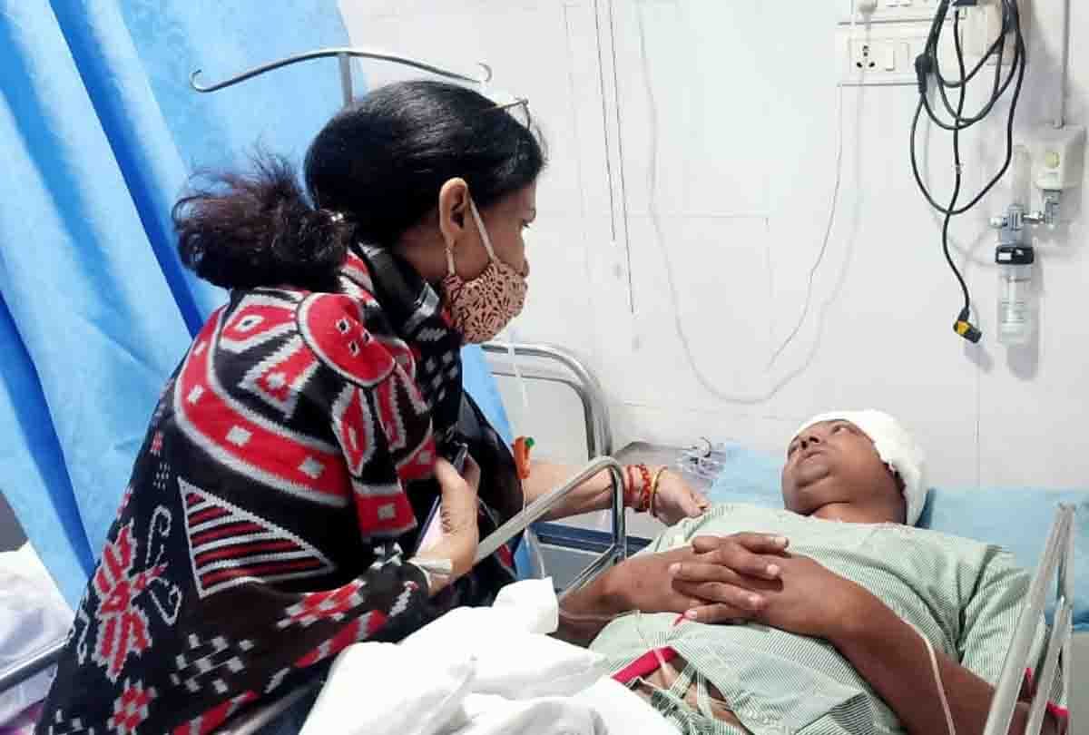 Stone pelting, chowki incharge, head constable and a woman injured on police team in Rasulabad, Kanpur dehat