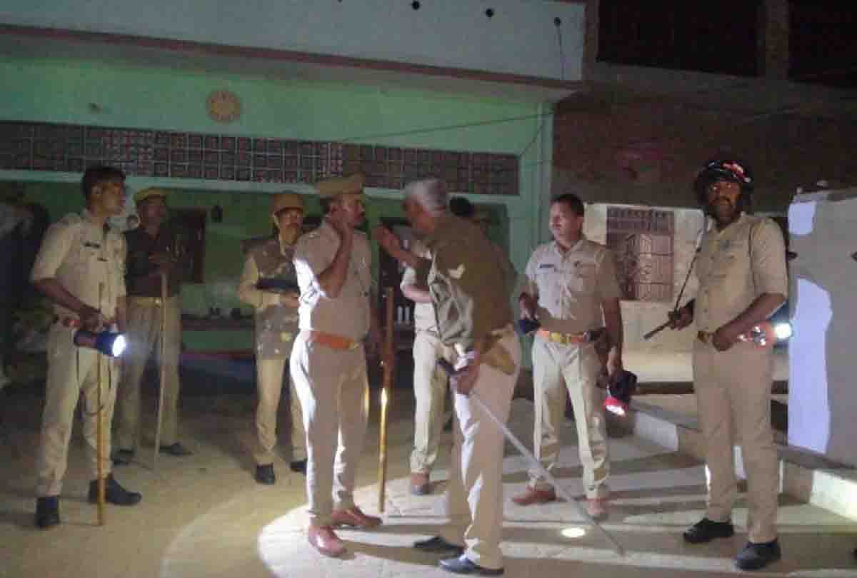 Stone pelting, chowki incharge, head constable and a woman injured on police team in Rasulabad, Kanpur dehat