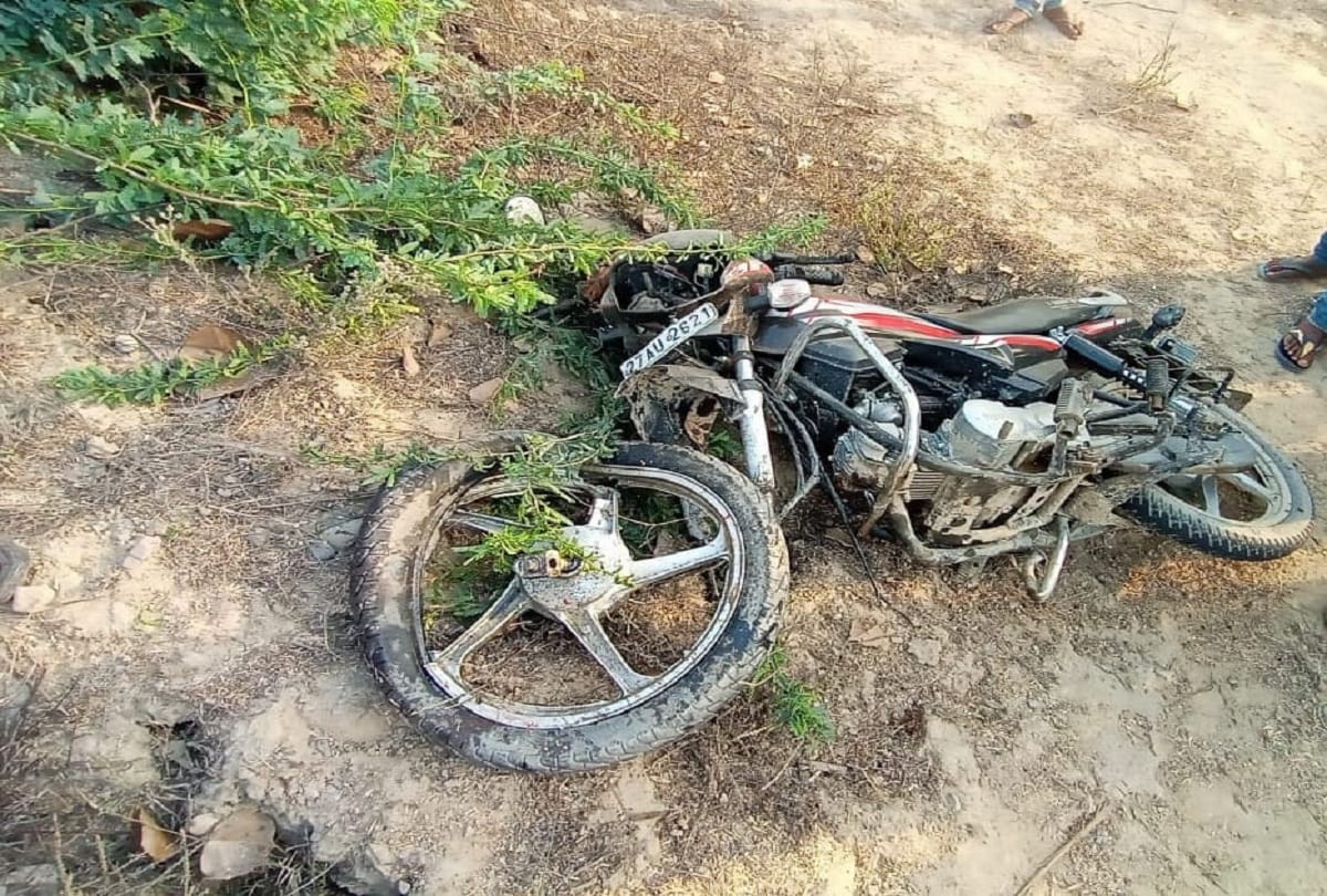 big road accident in shahjahanpur Unknown vehicle hit bike