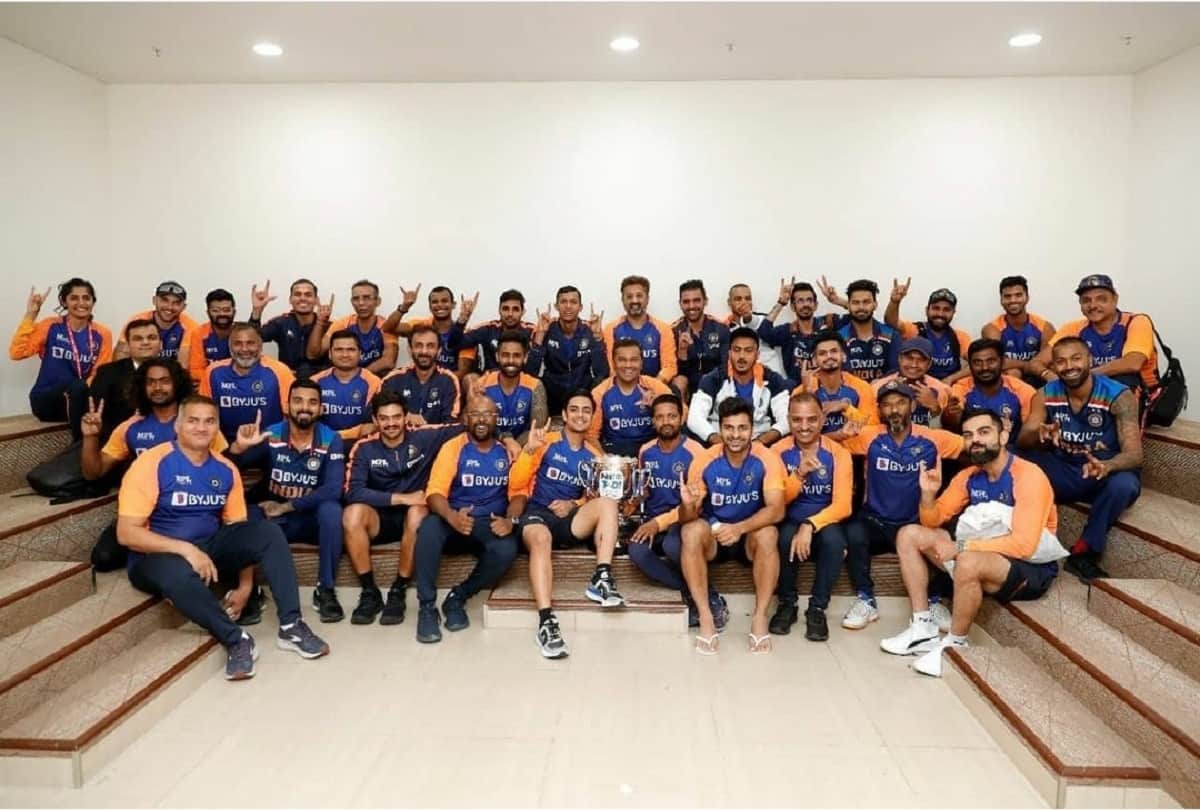 Virat Kohli led Indian cricket team arrived at Pune India to face england on 23 march in 1st ODI