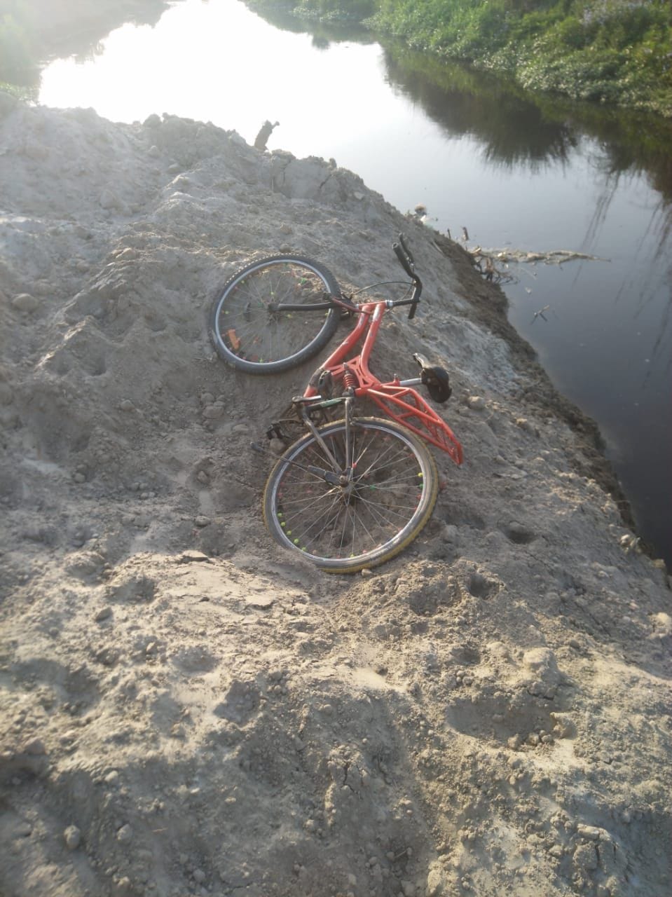 The bodies of two 11-year-old friends who were traveling on a bicycle were found in a semi-dormant state in the drain.