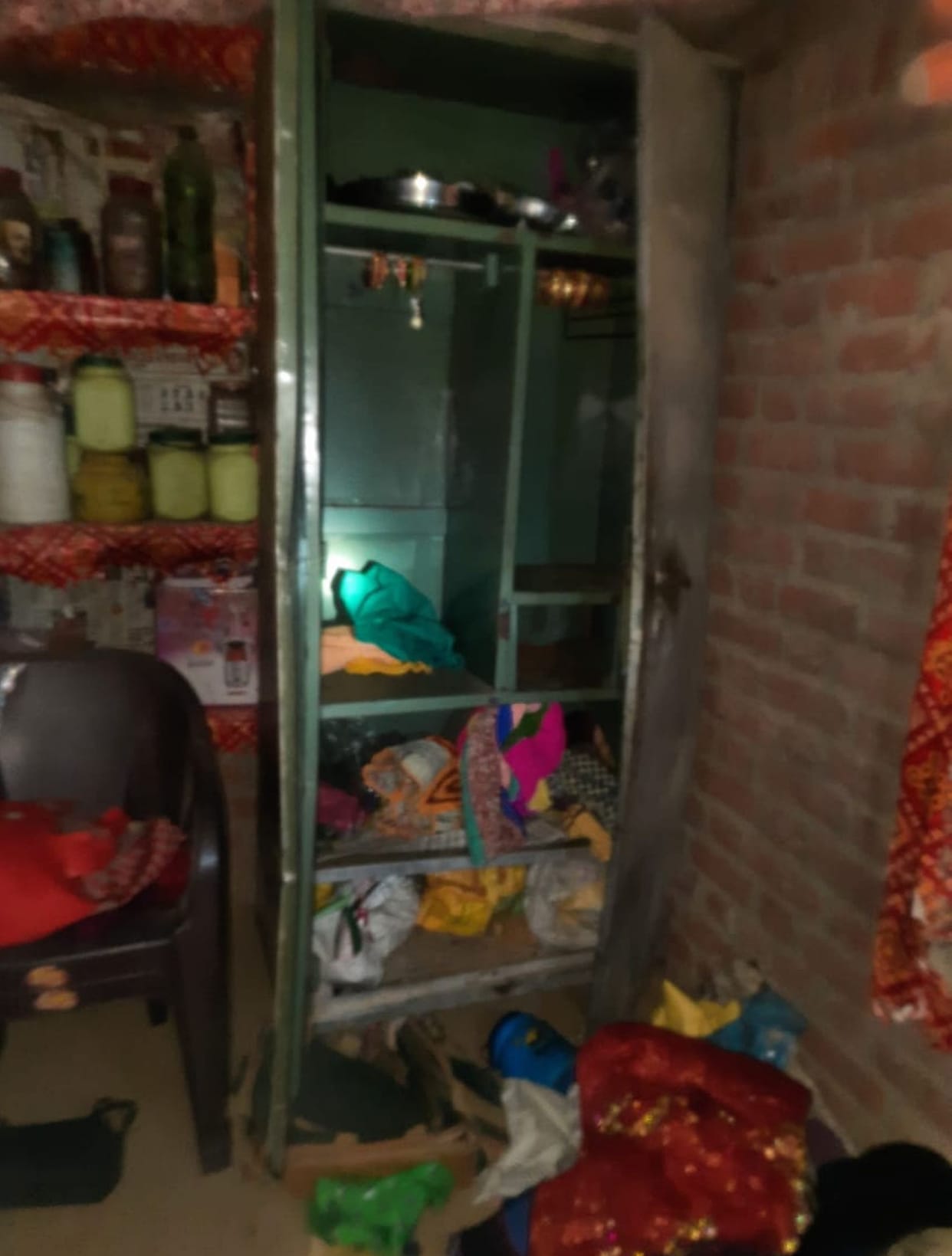 Lakhs of rupees stolen from two houses-contracts