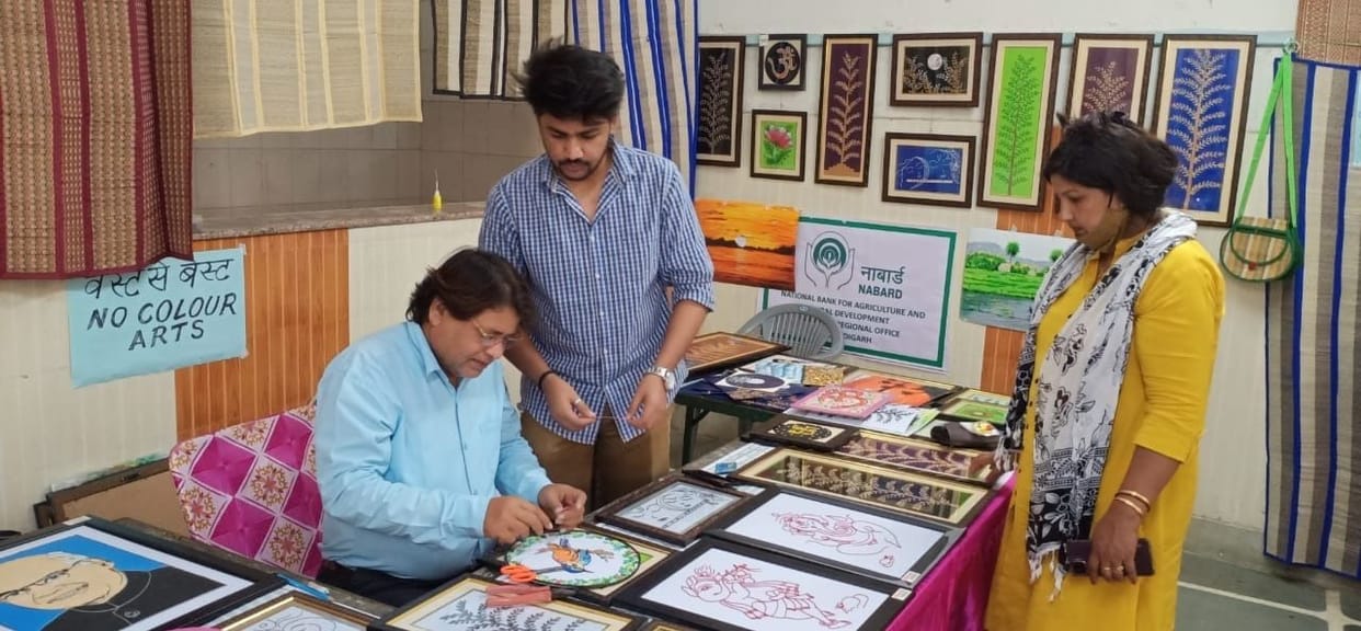 PM, CM's picture and other attractive paintings made from idle electric wires
