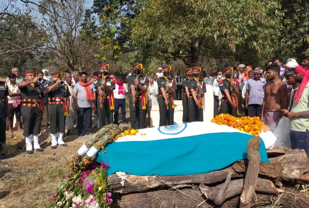 Armyman cremated in amethi.