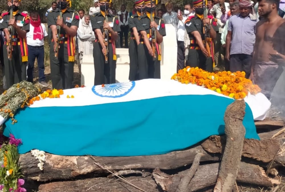 Armyman cremated in amethi.