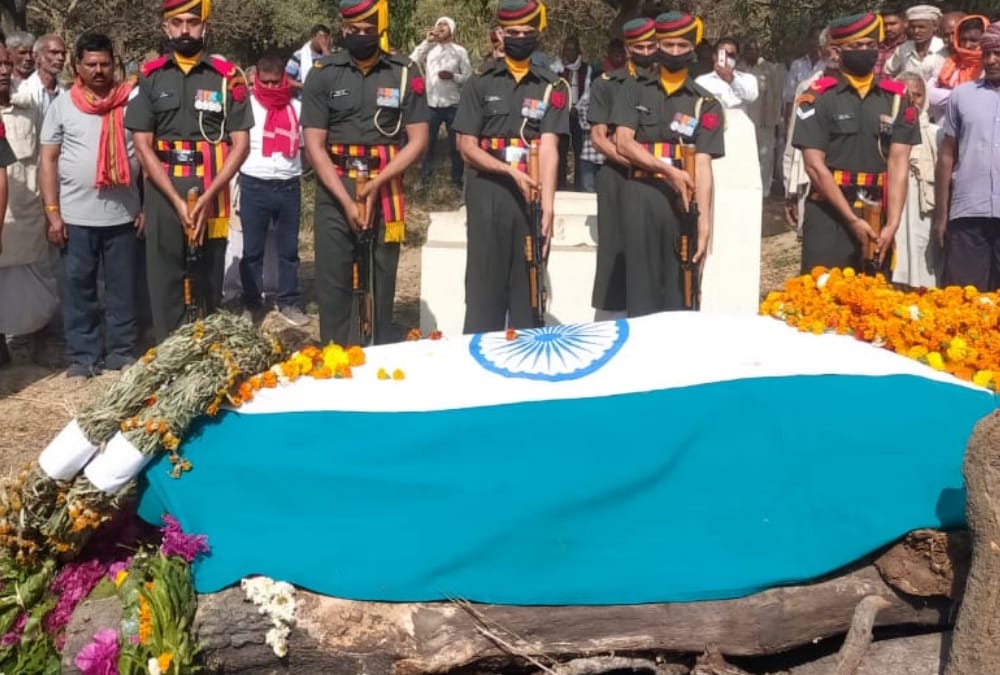 Armyman cremated in amethi.