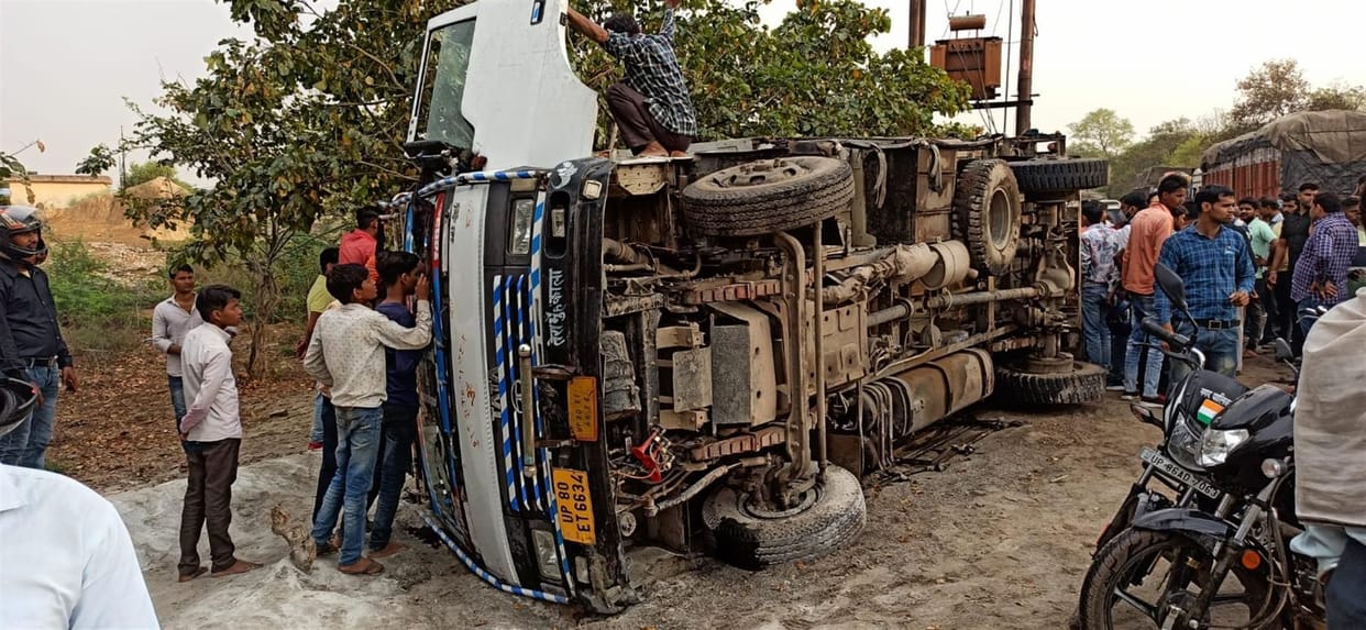 Hathras: Canter overturning unbalanced on highway, 15 passengers injured