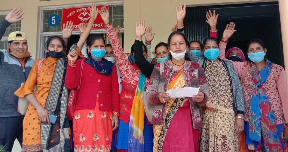 women Angry due to lack of water