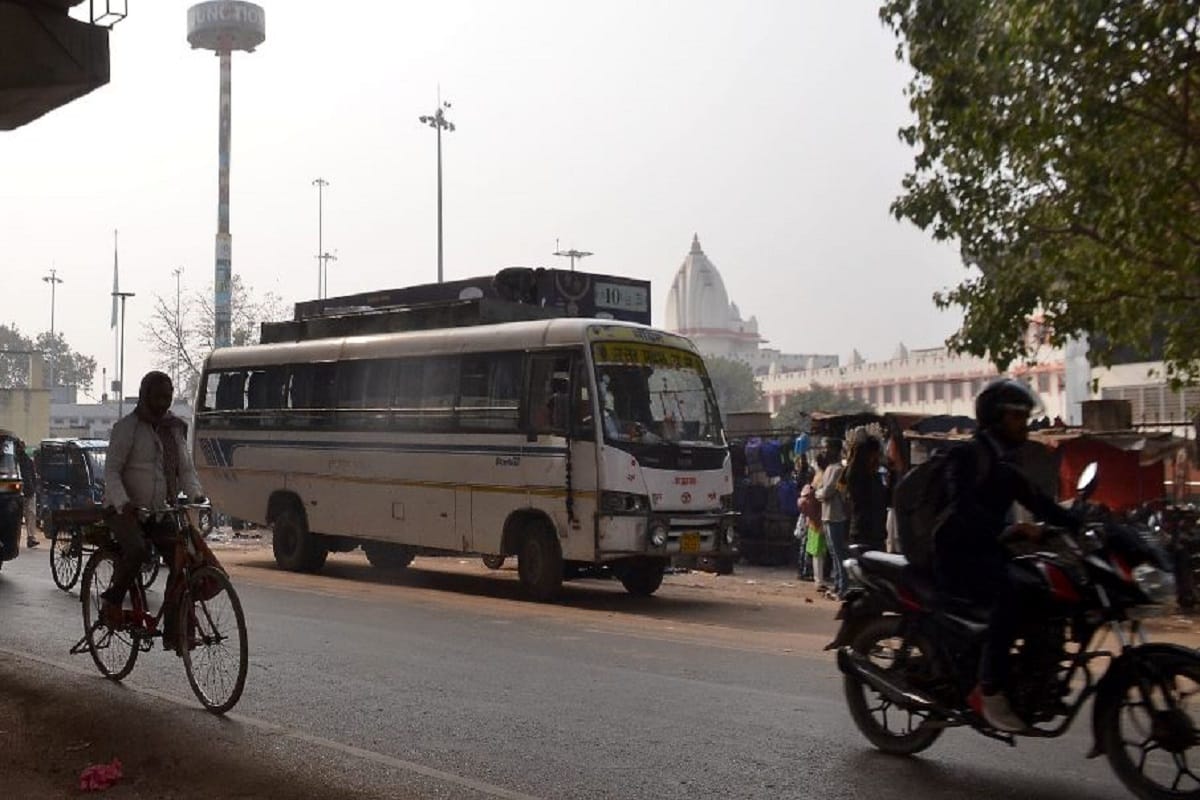 Operation of illegal buses in front of RTO and Police in Varanasi