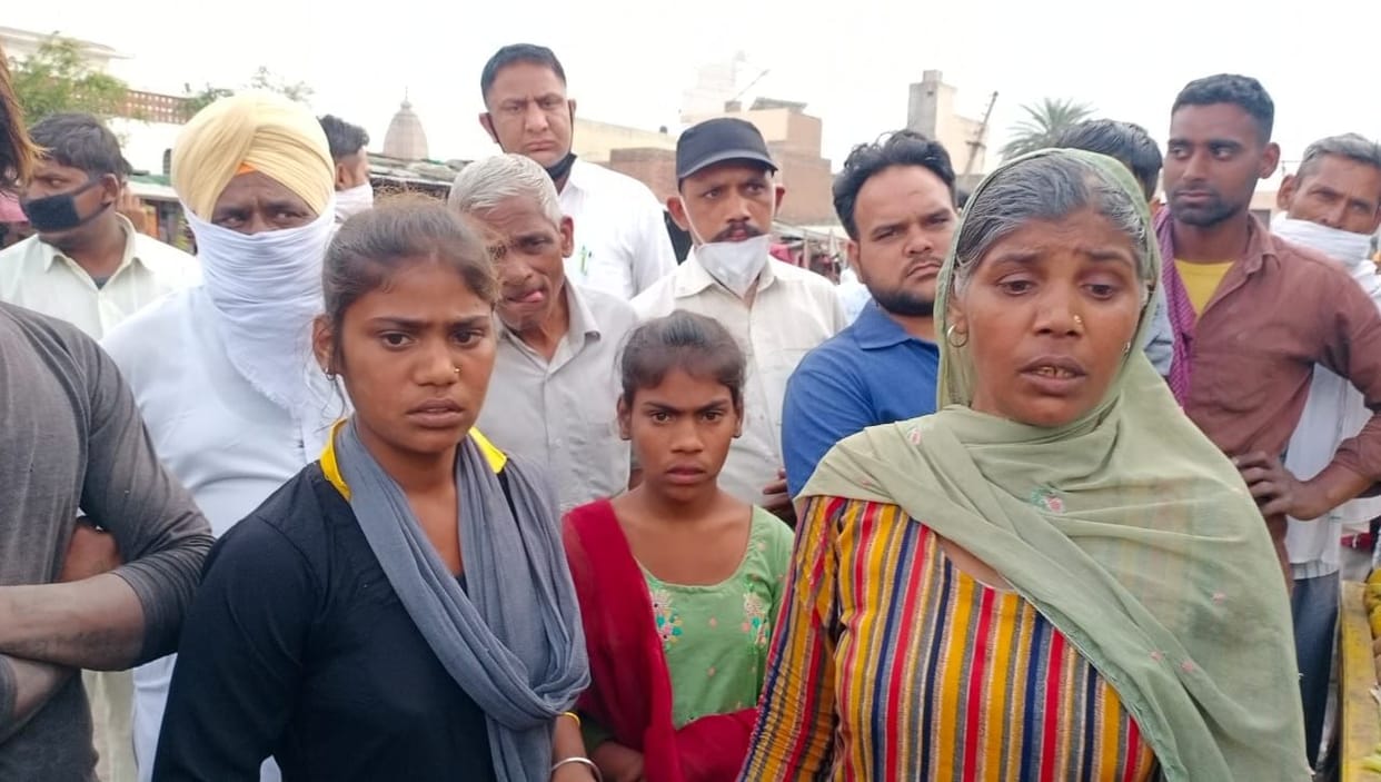 Bike riding youths snatch 49 thousand rupees from woman