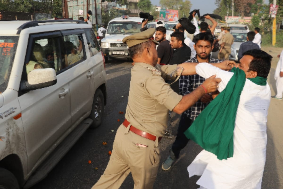Bijnor: BKU activists showed black flags to BJP state president Swatantradev Singh