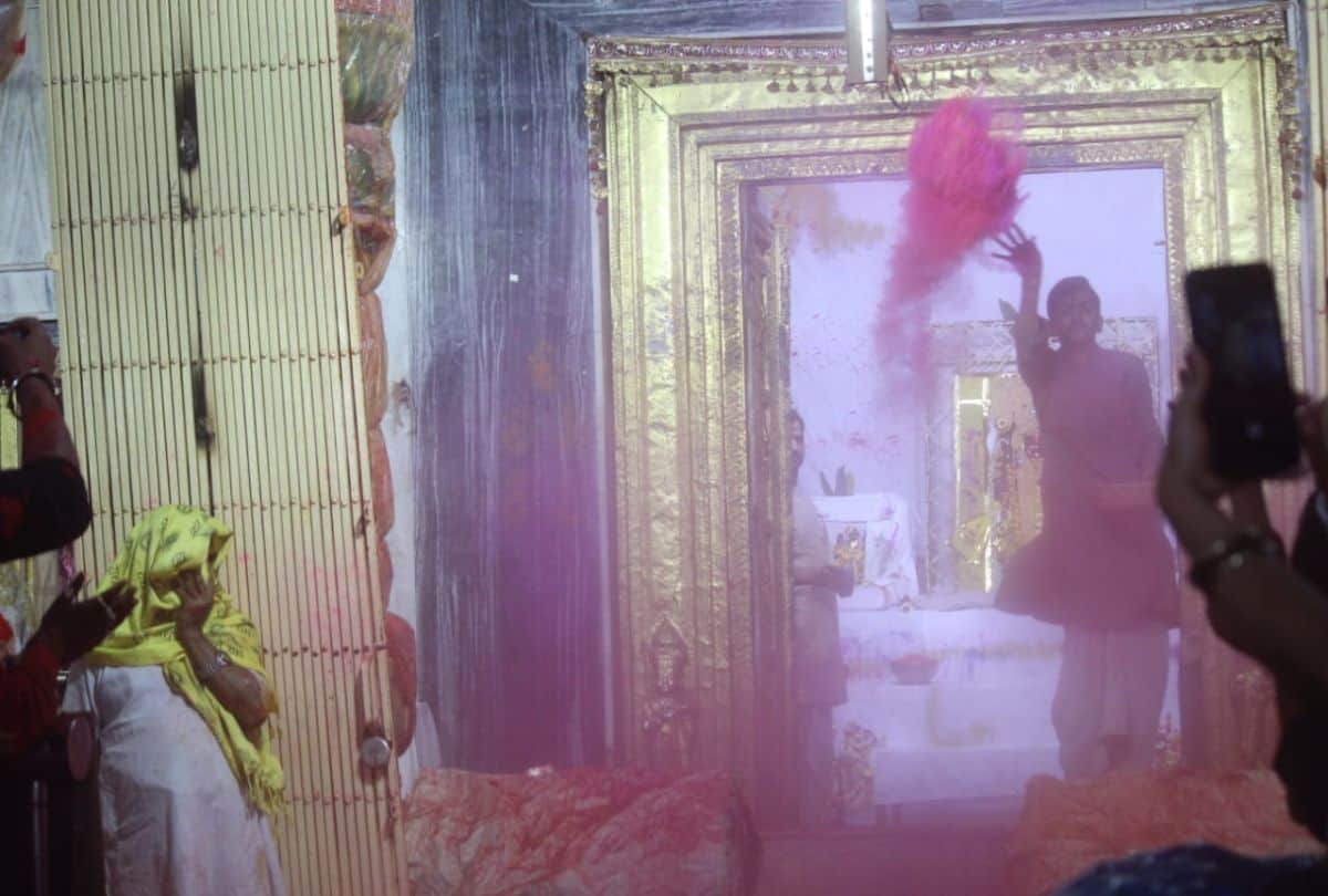 holi celebration in temples of mathura and vrindavan