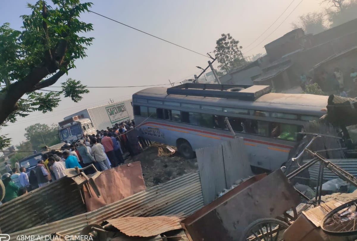 one dead and five injured in road accident at Kushinagar