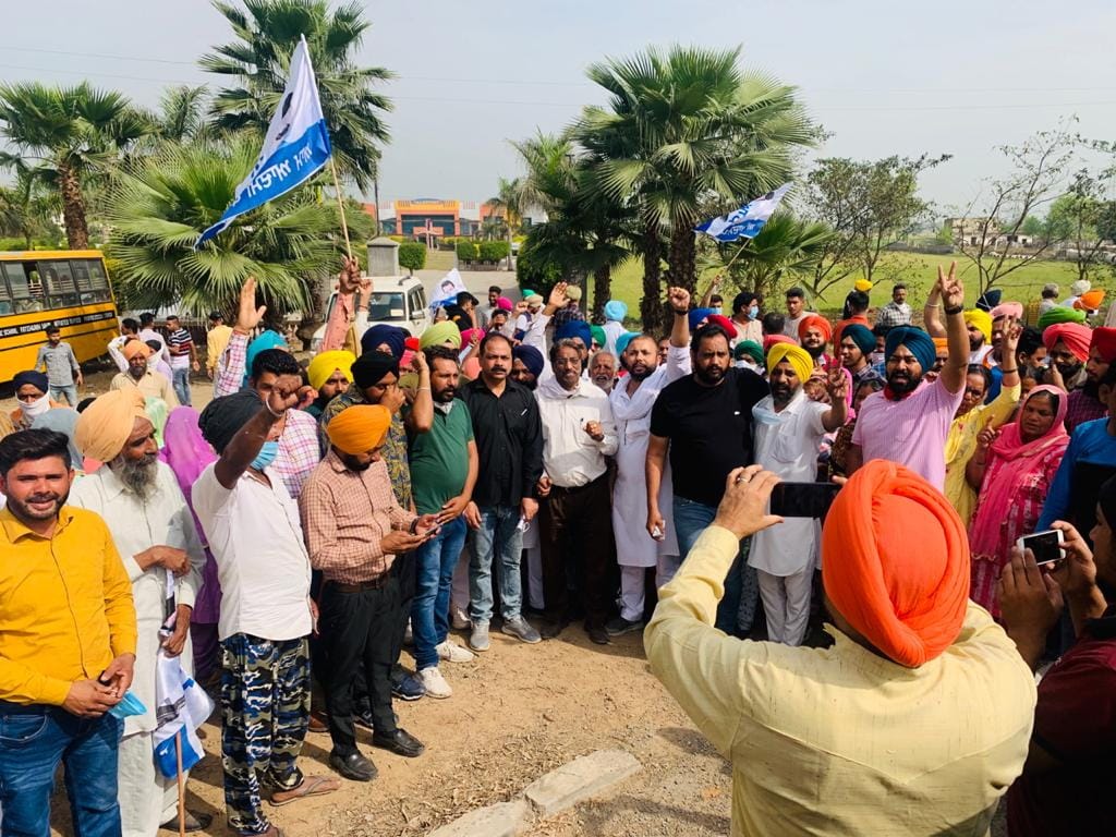 'AAP' worker leaves for Kisan Sammelan