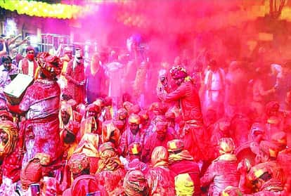 मथुरा: राधारानी मंदिर में होली की धूम