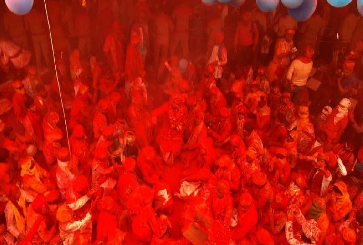 Mathura holi news: Laddu holi celebrations in Radhrani Temple Barsana