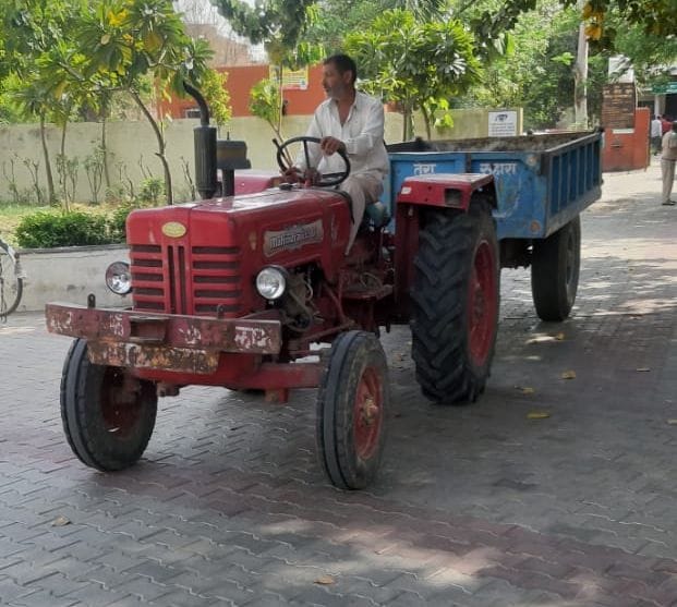 Old man dies after climbing a trolley wheel