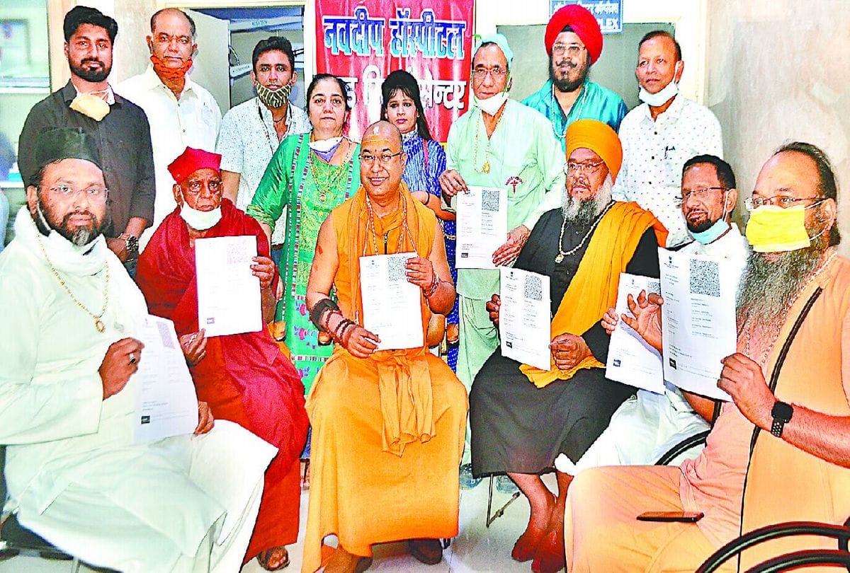 religious leaders got corona vaccine in Agra
