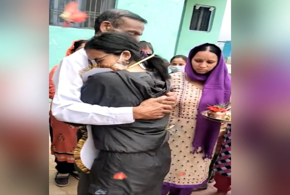shikha of chamba got forth position in has exam, her eyes are filled with happiness of success