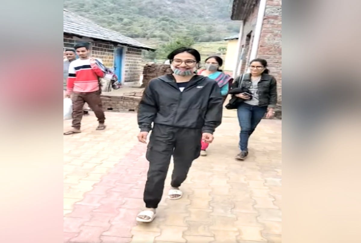 shikha of chamba got forth position in has exam, her eyes are filled with happiness of success