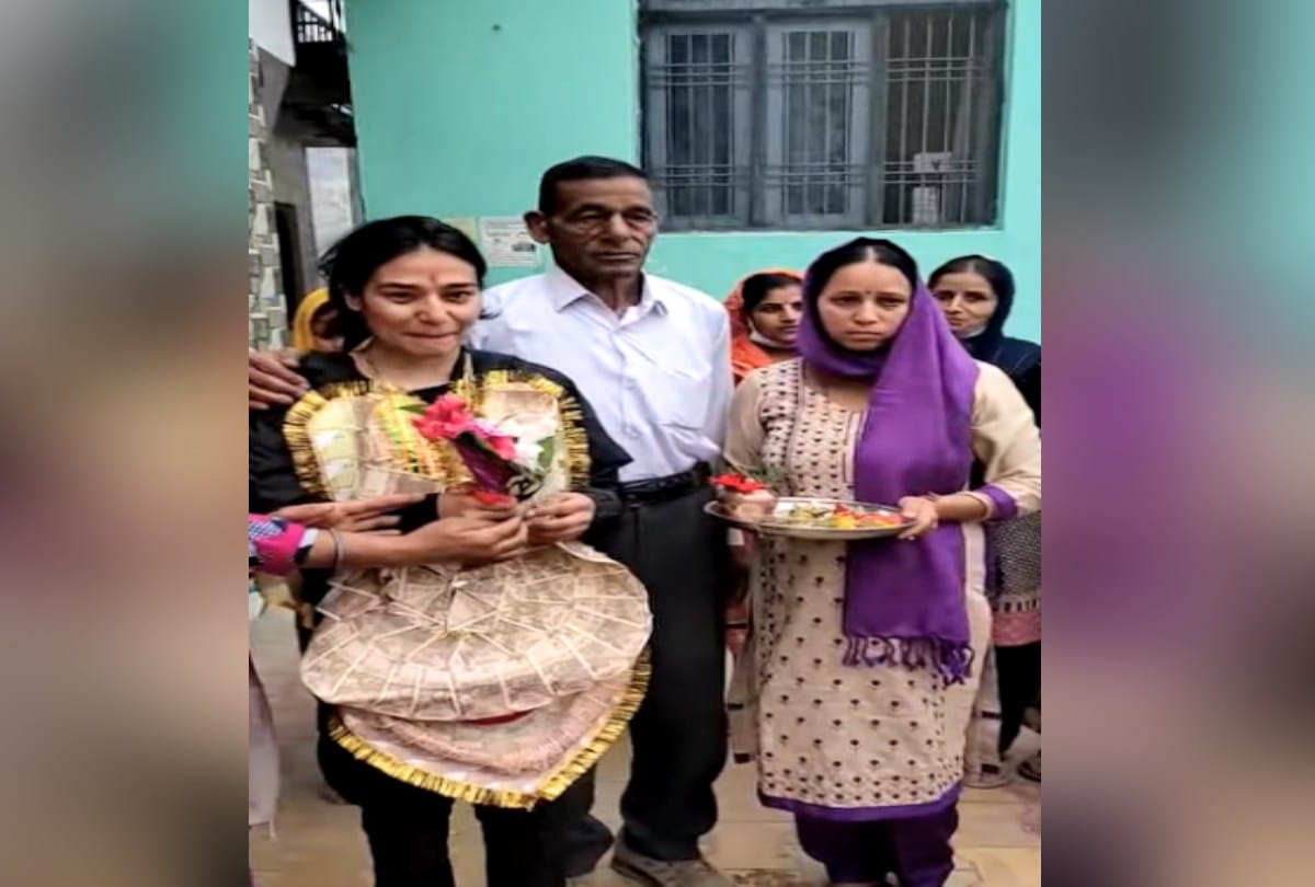 shikha of chamba got forth position in has exam, her eyes are filled with happiness of success