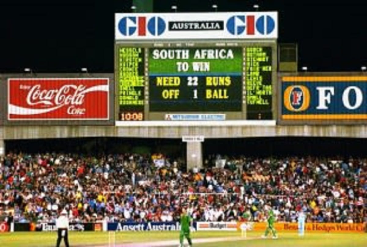 on this day 22nd march 1992 England beat south Afric by 19 runs in world cup match at Sydney