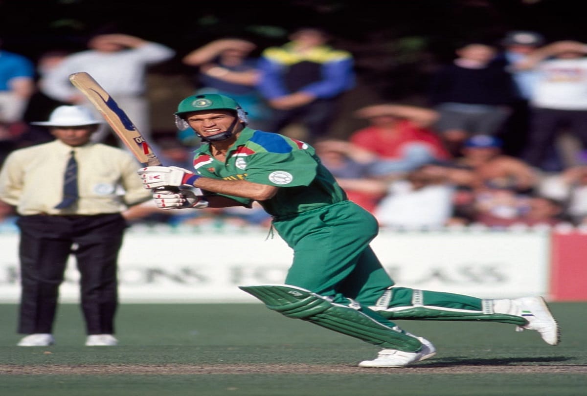 on this day 22nd march 1992 England beat south Afric by 19 runs in world cup match at Sydney