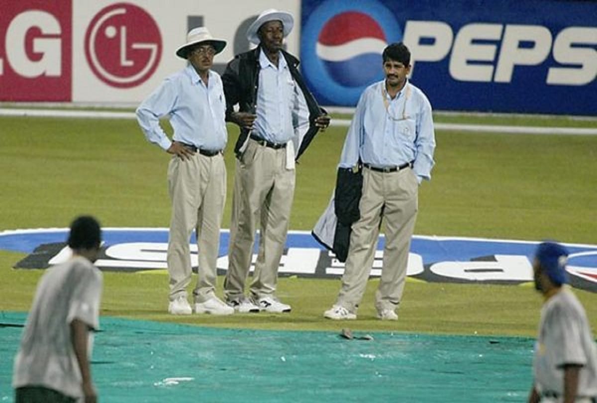 on this day 22nd march 1992 England beat south Afric by 19 runs in world cup match at Sydney