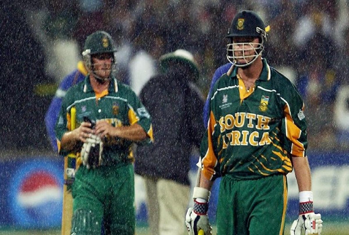 on this day 22nd march 1992 England beat south Afric by 19 runs in world cup match at Sydney