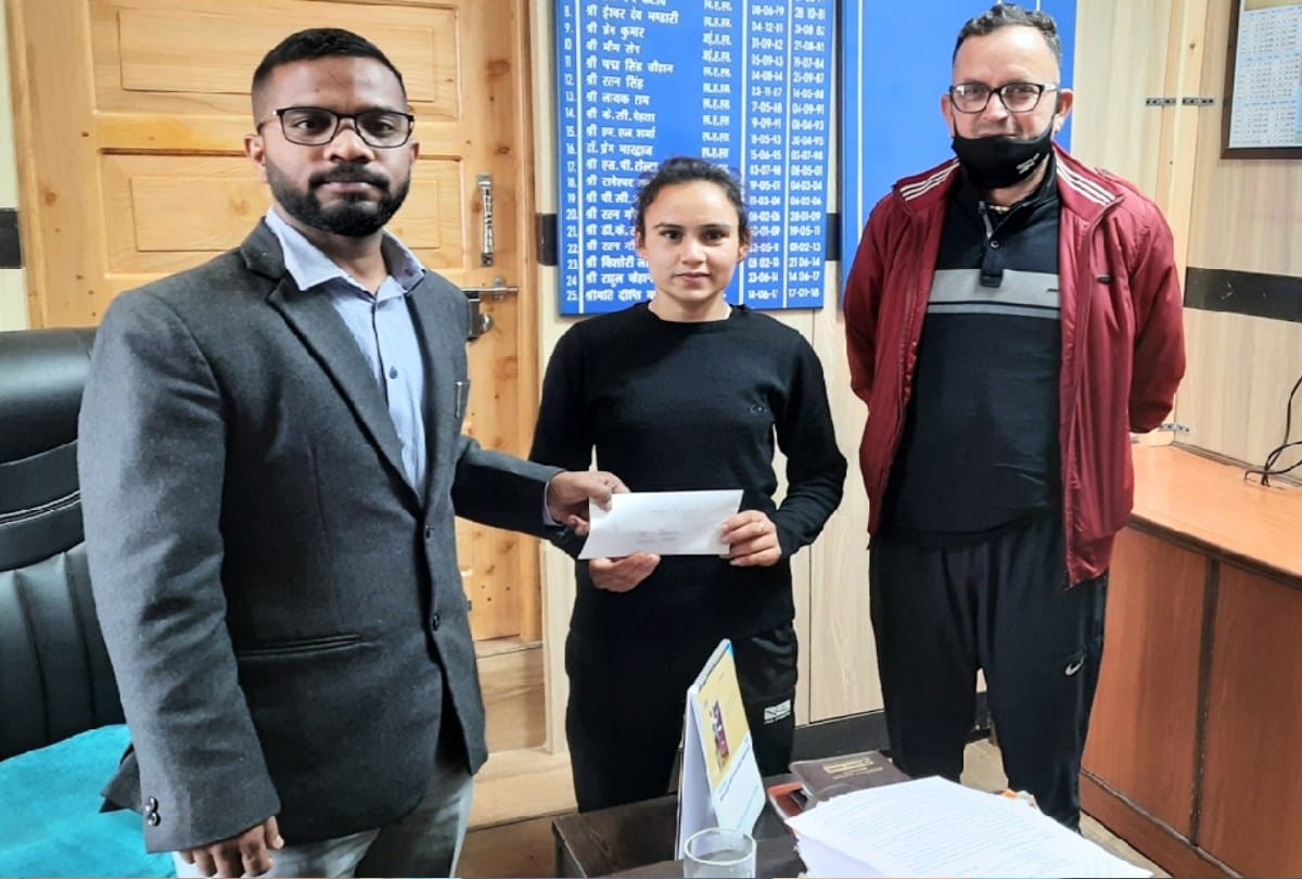 Tamanna of Jogindernagar won gold in five thousand meter race