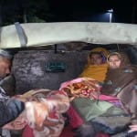 गर्भवती महिला को अस्पताल ले जाते जवान