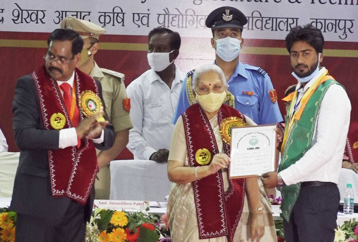 Governor awarded medal to University Topper