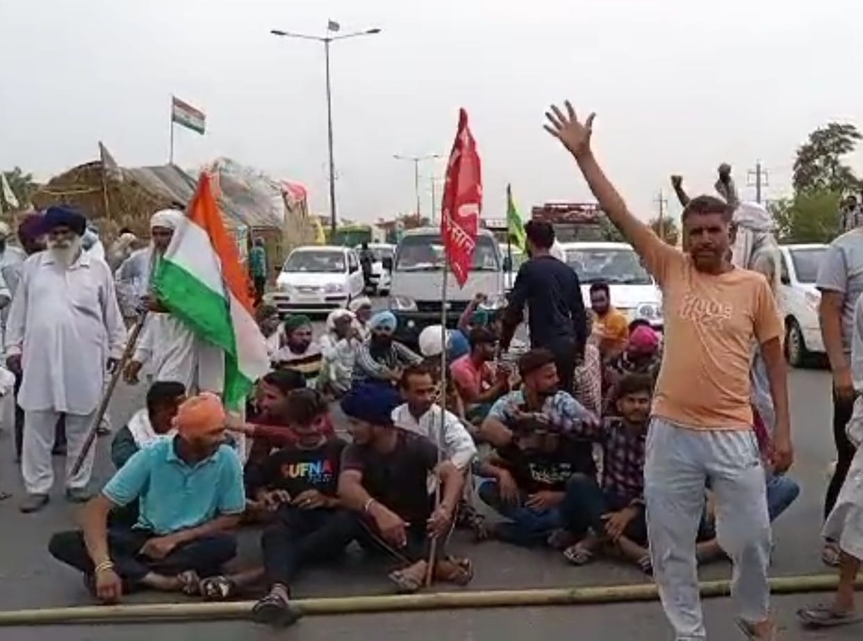 Agitated by cutting electricity, agitating farmers jammed the bypass near Kasar Mor for an hour.