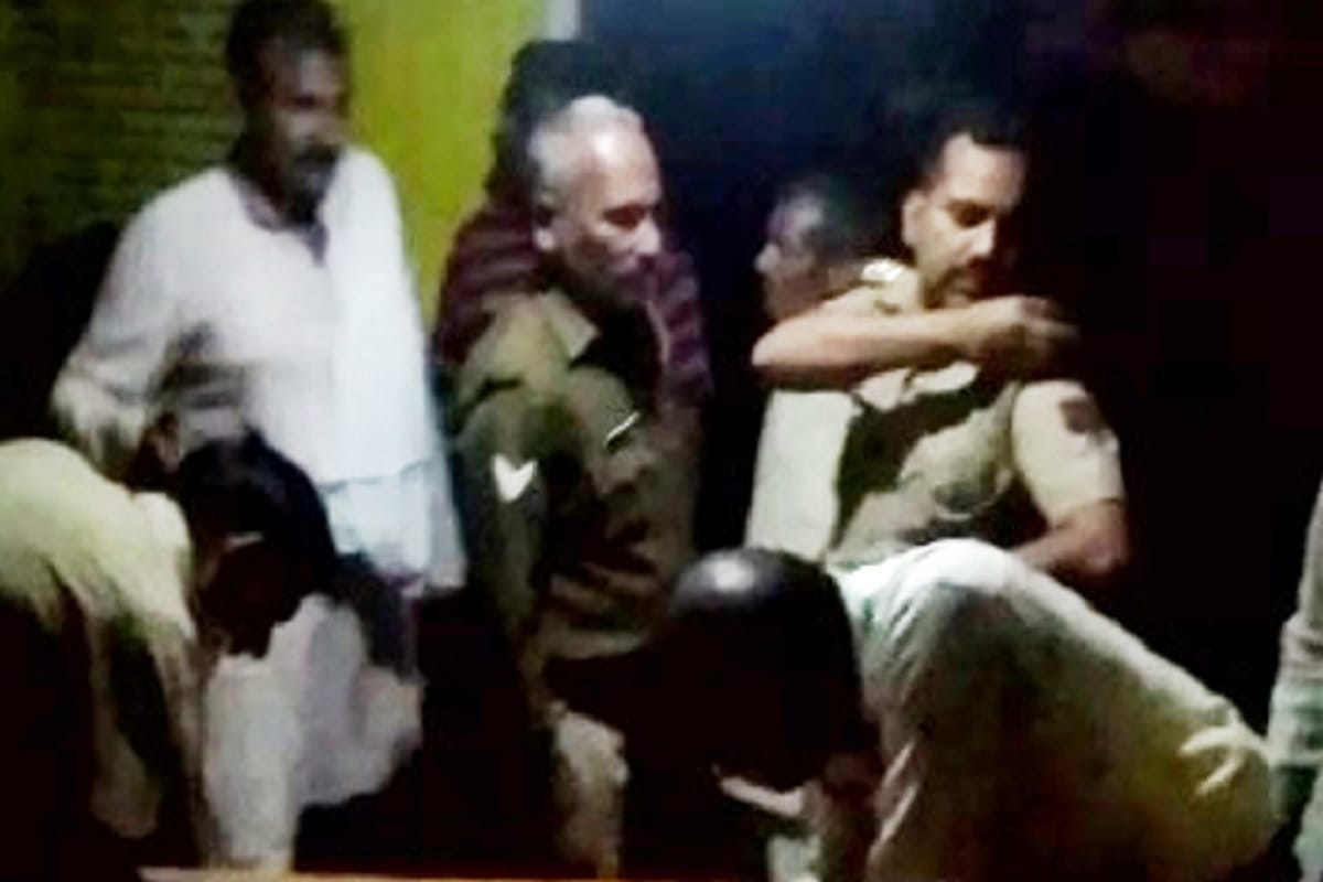 UP News: many peoples have beaten up to a daroga in police station at Baghpat and see photos