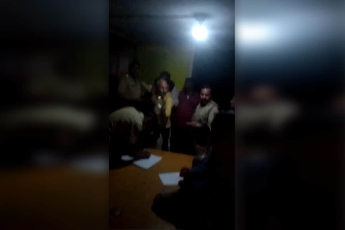 UP News: many peoples have beaten up to a daroga in police station at Baghpat and see photos