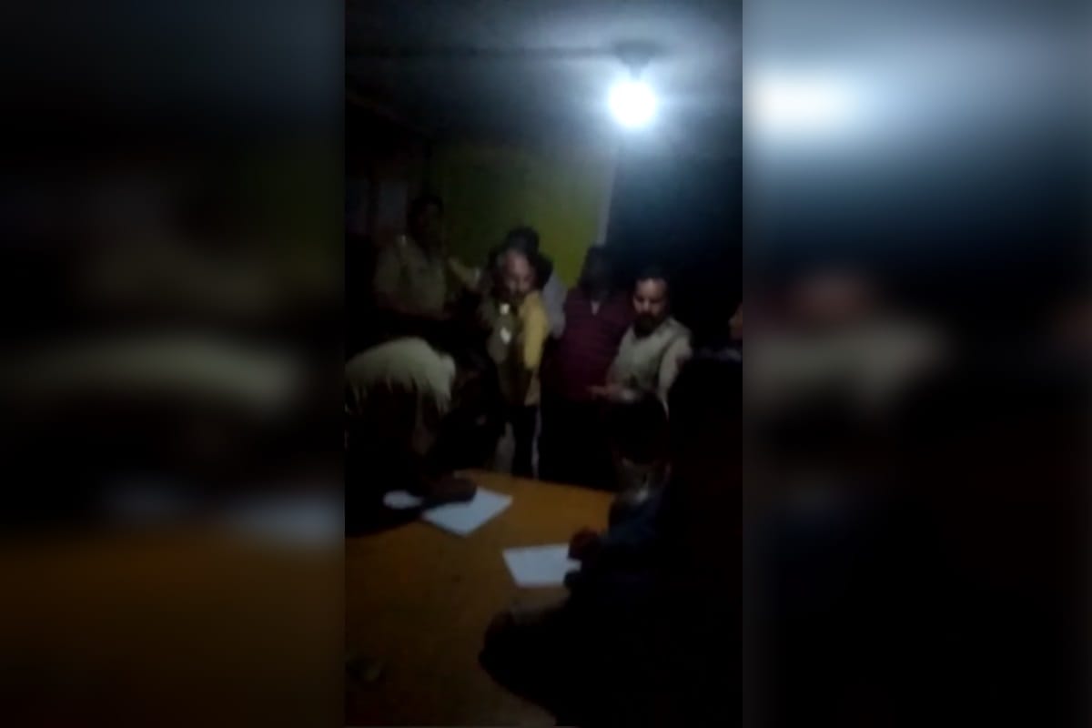 UP News: many peoples have beaten up to a daroga in police station at Baghpat and see photos